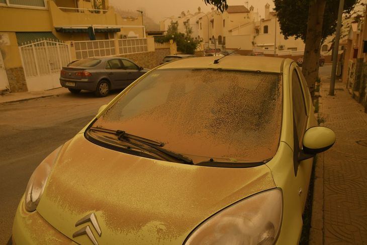 Las lunas y los filtros los más afectados con el polvo sahariano