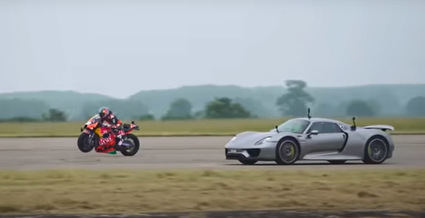 Un Porsche 918 Spyder se enfrenta a Dani Pedrosa y su KTM de MotoGP