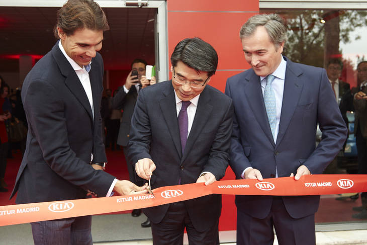 Rafa Nadal, junto aMr. Song y Ricardo Contreras, corta la cinta inaugural de Kitur