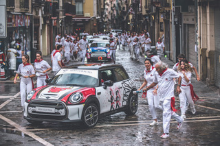 Increíble. 13 Mini eléctricos corren el encierro de Pamplona y sorprenden al público