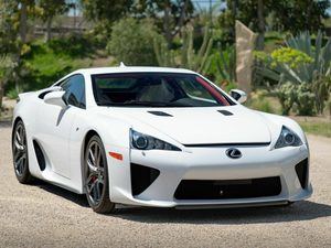 Se subasta un Lexus LFA con solo 76 km y los plasticos de entrega originales todavía presente en los asientos