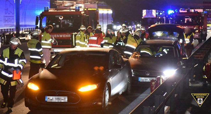 Un Tesla salva a un Volkswagen fuera de control