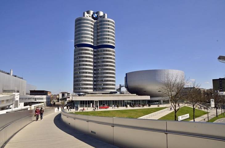 La torre principal fue construida entre 1968 y 1972 y fue completada justo a tiempo para los Juegos Olímpicos de Múnich 1972 seguido de su inauguración el 18 de mayo de 1973.