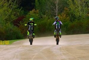 Valentino Rossi con Axell Hodges en el rancho de la leyenda de MotoGP