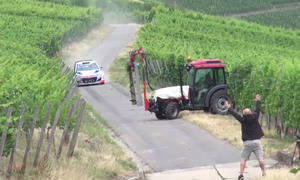 Un tractor se cruza en un Rally