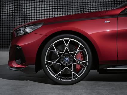 Personaliza tu BMW Serie 5 y BMW i5 con accesorios M Performance de última generación