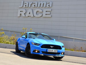 Un circuito, Jarama, un coche deportivo, Ford Mustang