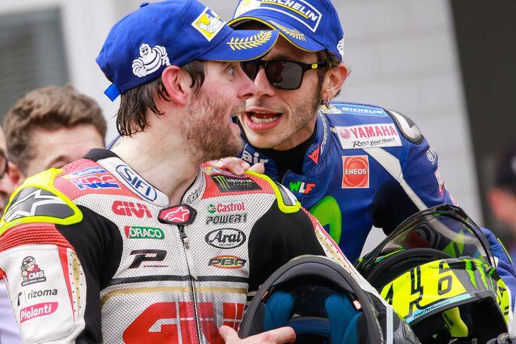 Cal Crutchlow, como pez en el agua. Nueva pole en casa por delante de Rossi y Viñales