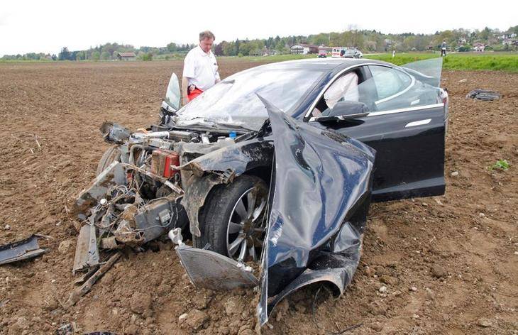 Detrozan un Tesla Model S y sobreviven al accidente