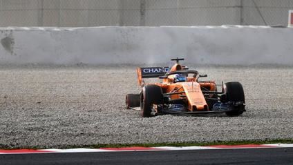 Fernando Alonso pierde una rueda