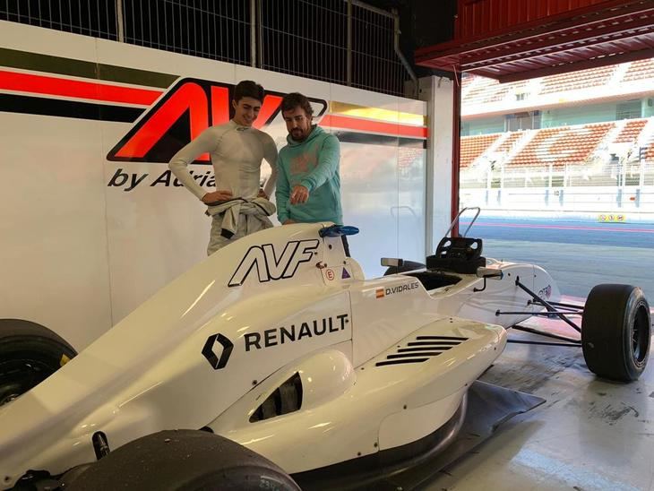 Fernando Alonso con su equipo de Fórmula Renault