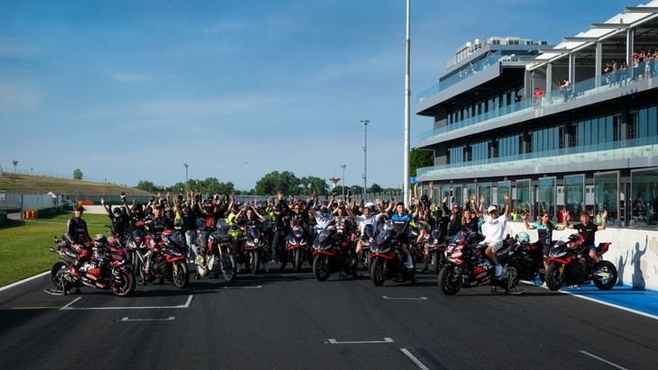 Las estrellas de Aprilia brillan en el evento All Stars en Misano