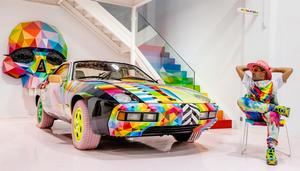 El artista español Okuda San Miguel crea un art car a partir de un Porsche 928