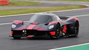 Aston Martin Valkyrie al que, por fin, le hemos visto en movimiento