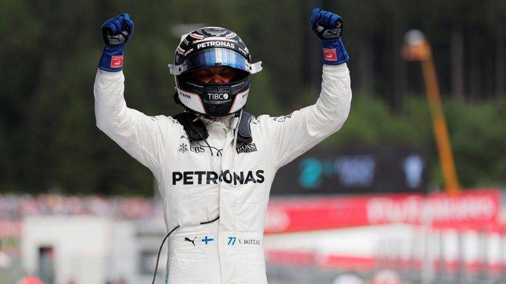 Bottas tuvo un final muy dificil con Vettel pisándole los talones