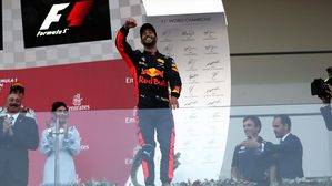 Ricciardo gana en una carrera loca