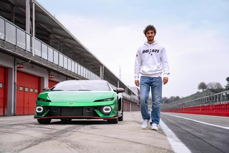 Francesco Bagnaia ahoga sus penas probando el Lamborghini Temerario