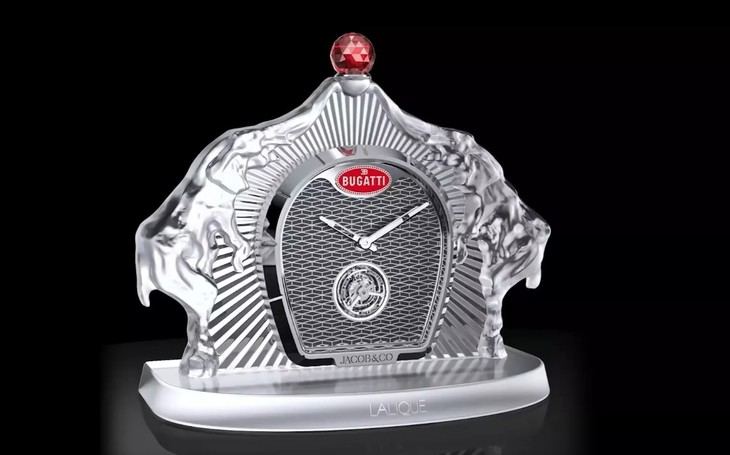 Bugatti, Jacob & Co. y Lalique lanzan el exclusivo reloj de mesa Calandre por 240.000 dólares