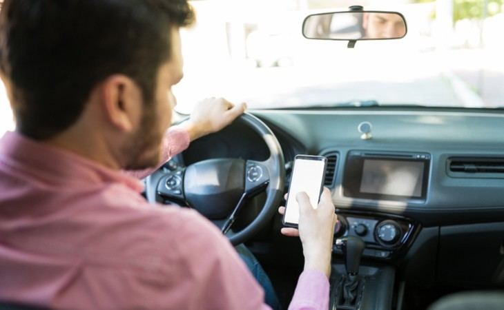 Aumenta un 10% las denuncias por uso del teléfono móvil mientras se conduce