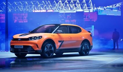 Ford y Eric Cantona se unen para crear un exclusivo Capri eléctrico que redefine el estilo y la rebeldía del jugador francés