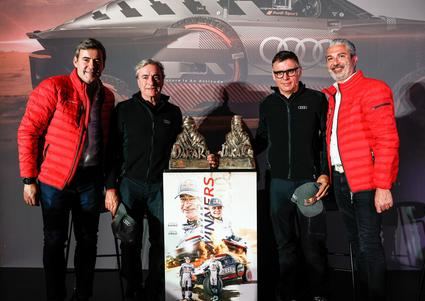 Carlos Sainz y Lucas Cruz celebran su victoria en el Rally Dakar en Madrid
