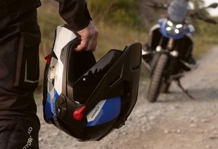 BMW Motorrad lanza el casco GS Rallye Carbon con visor solar y sistema de comunicación integrado