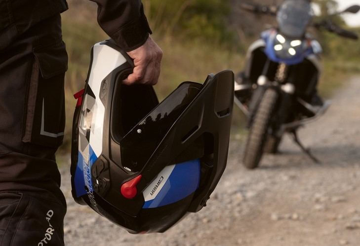 BMW Motorrad lanza el casco GS Rallye Carbon con visor solar y sistema de comunicación integrado