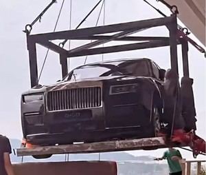 Increíble. Un Multimillonario chino eleva su Rolls-Royce Ghost hasta el piso 44 de su ático