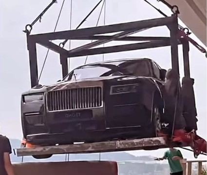 Increíble. Un Multimillonario chino eleva su Rolls-Royce Ghost hasta el piso 44 de su ático