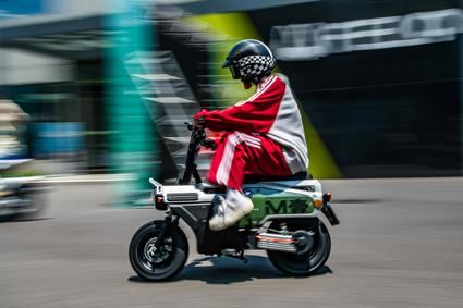 Nueva FELO M1, un 'tamagotchi' sobre ruedas