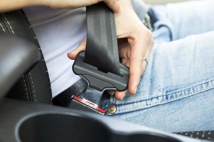Más de 900 multas diarias por no usar cinturón de seguridad o SRI