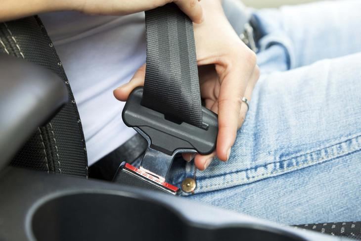 Más de 900 multas diarias por no usar cinturón de seguridad o SRI