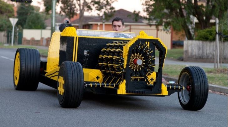 Un coche de Lego a tamaño real