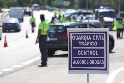 Policías de tráfico intensifican pruebas de alcohol y drogas para prevenir accidentes