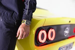 Una correa exclusiva para relojes Apple fabricada con asientos originales del Opel Manta A