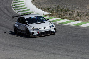 Jordi Gené prueba el Cupra e-Racer en Montmeló