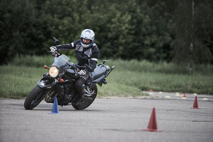 La DGT lanza cursos de conducción segura para motociclistas y automovilistas