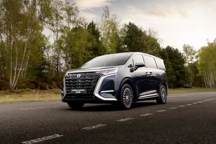 El DENZA D9 DM-i llega a España: el monovolumen de lujo de BYD que quiere revolucionar el segmento premium