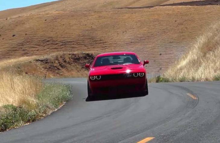 Así se conduce un Dodge Challenger