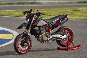 Ducati lanza la nueva Hypermotard 698 Mono Nera: más radical, ligera y equipada
