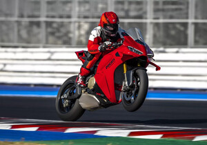 La Ducati Panigale V4 2027 evoluciona: 218 CV, más agilidad y tecnología de competición