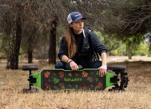 Evan González, la primera mujer en completar el Camino de Santiago en longboard eléctrico de la mano de bewatt