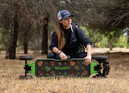Evan González, la primera mujer en completar el Camino de Santiago en longboard eléctrico de la mano de bewatt