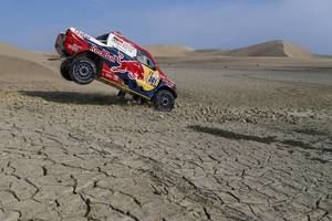 Al Attiyah y Sunderland ganan esta etapa de dunas