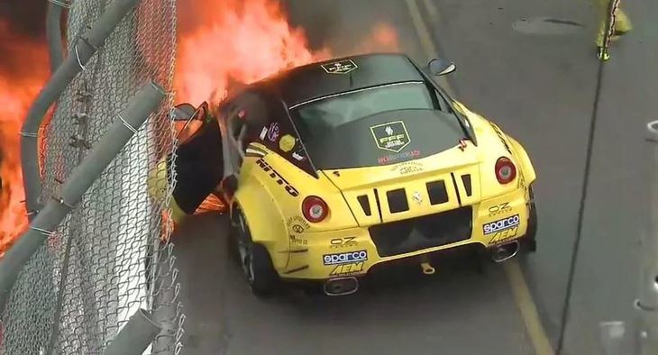 Arde un espectacular Ferrari 599 durante un festival de Drift