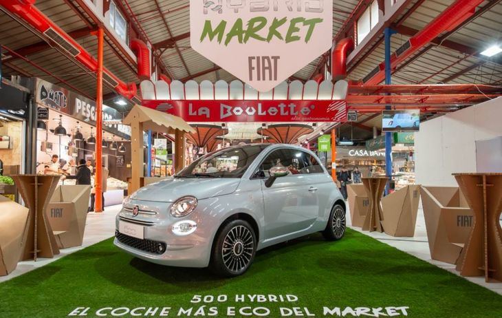 Fiat 500 Hybrid expuesto en el Mercado de la Paz