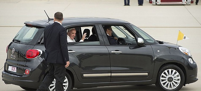 El Papa conquista USA en un Fiat 500 L