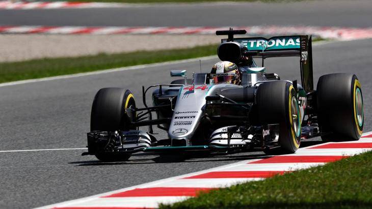 Rosberg falla en la salida y Hamilton gana