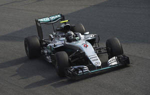 Hamilton lo pierde todo en la salida y gana Rosberg