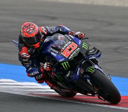 Fabio Quartararo lidera una jornada inaugural llena de incidentes en Assen